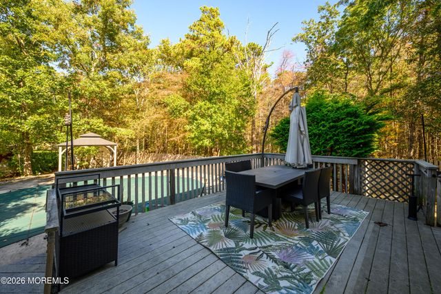 5 Hunters Green Court, Howell, NJ 07731