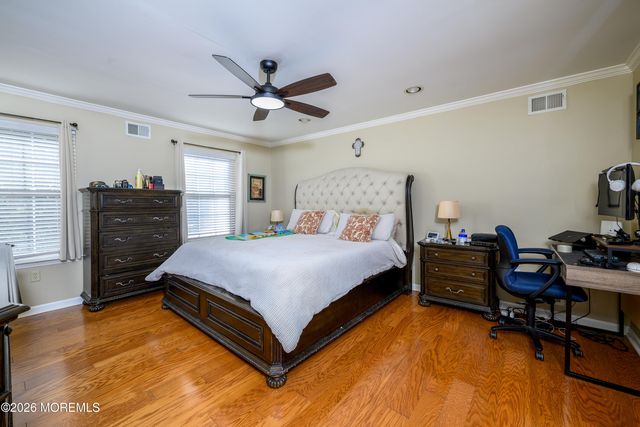 5 Hunters Green Court, Howell, NJ 07731