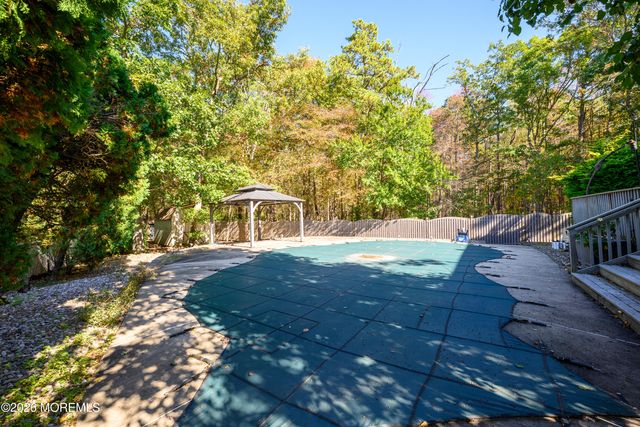 5 Hunters Green Court, Howell, NJ 07731