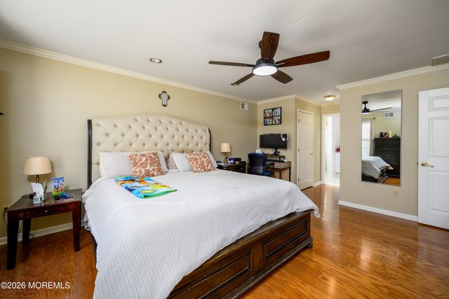 5 Hunters Green Court, Howell, NJ 07731
