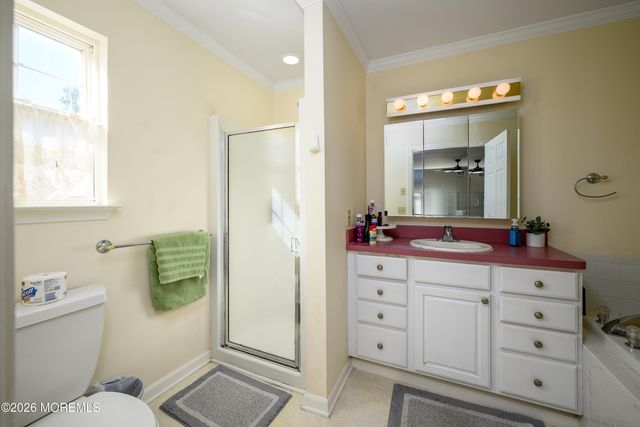 5 Hunters Green Court, Howell, NJ 07731
