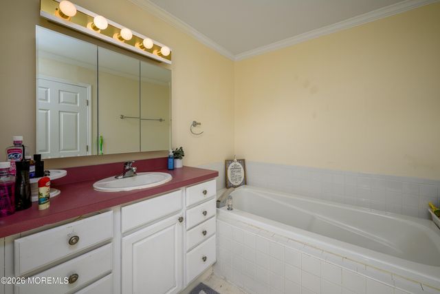 5 Hunters Green Court, Howell, NJ 07731
