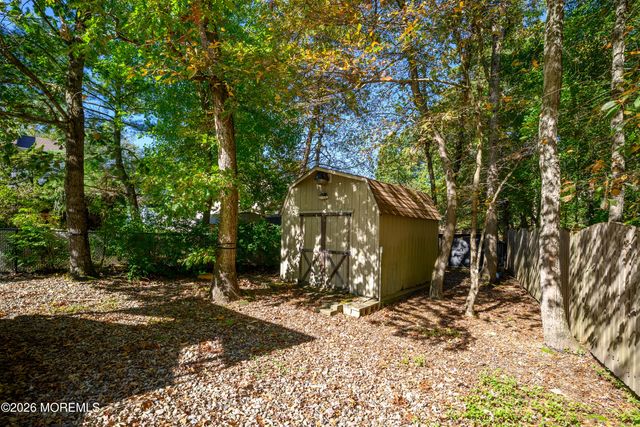 5 Hunters Green Court, Howell, NJ 07731