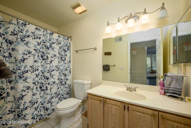 5 Hunters Green Court, Howell, NJ 07731