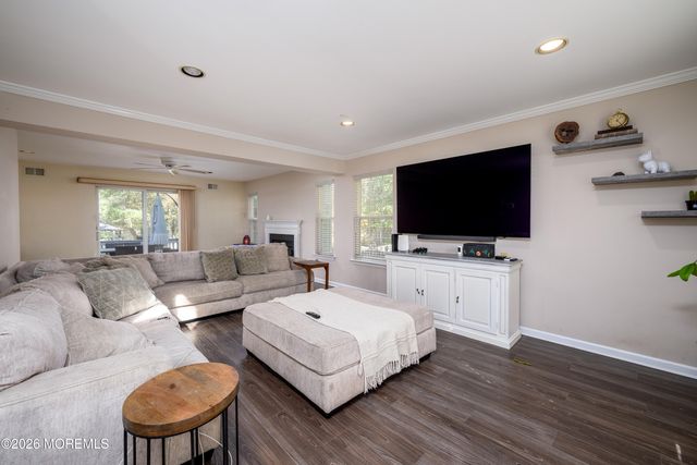 5 Hunters Green Court, Howell, NJ 07731