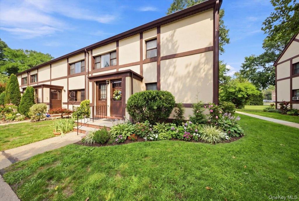 280 Cherry Valley Avenue A2, Garden City, NY 11530 — photo 2