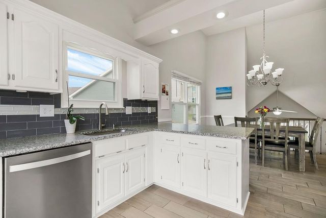 104 Gilliland Circle, Smithville, MO 64089