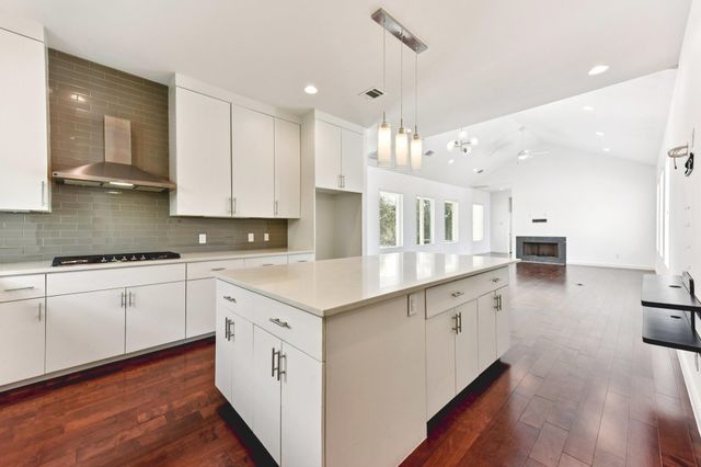 133 Crest View DR, Lakeway, TX 78734