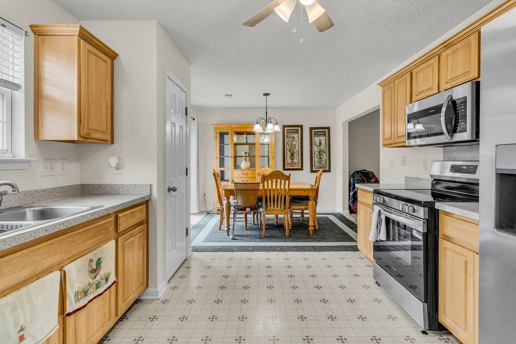 Image 11 of property listing at 112 Avoncliff Court, Summerville, SC 29483