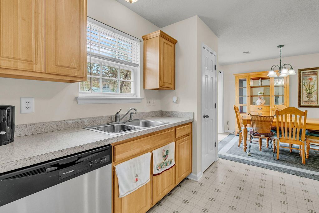 Image 12 of property listing at 112 Avoncliff Court, Summerville, SC 29483