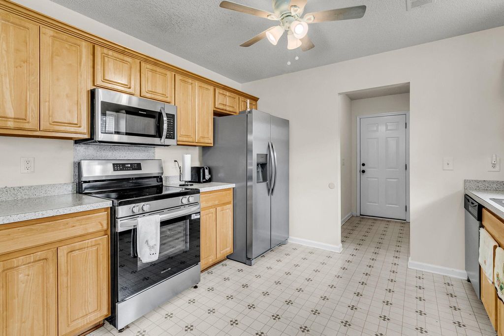 Image 13 of property listing at 112 Avoncliff Court, Summerville, SC 29483