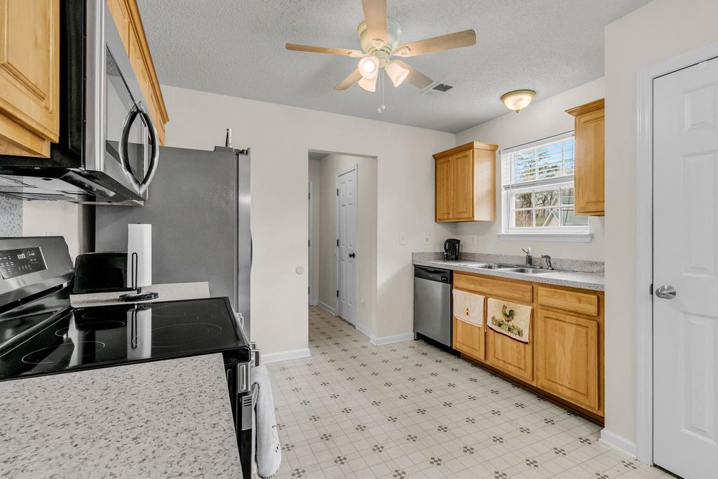 Image 14 of property listing at 112 Avoncliff Court, Summerville, SC 29483