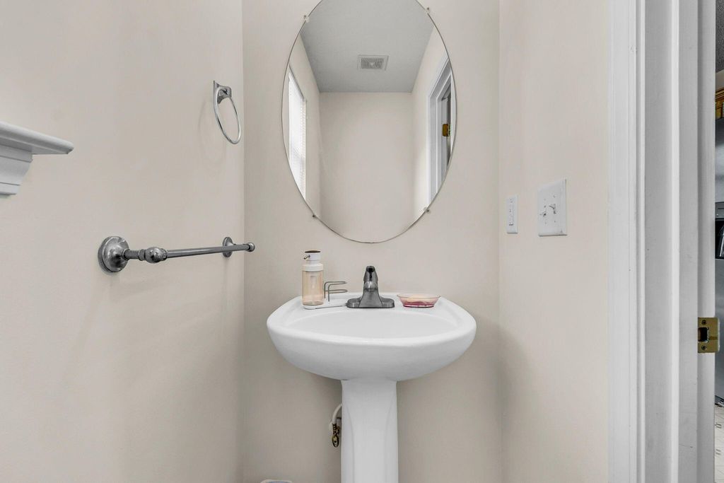 Image 15 of property listing at 112 Avoncliff Court, Summerville, SC 29483