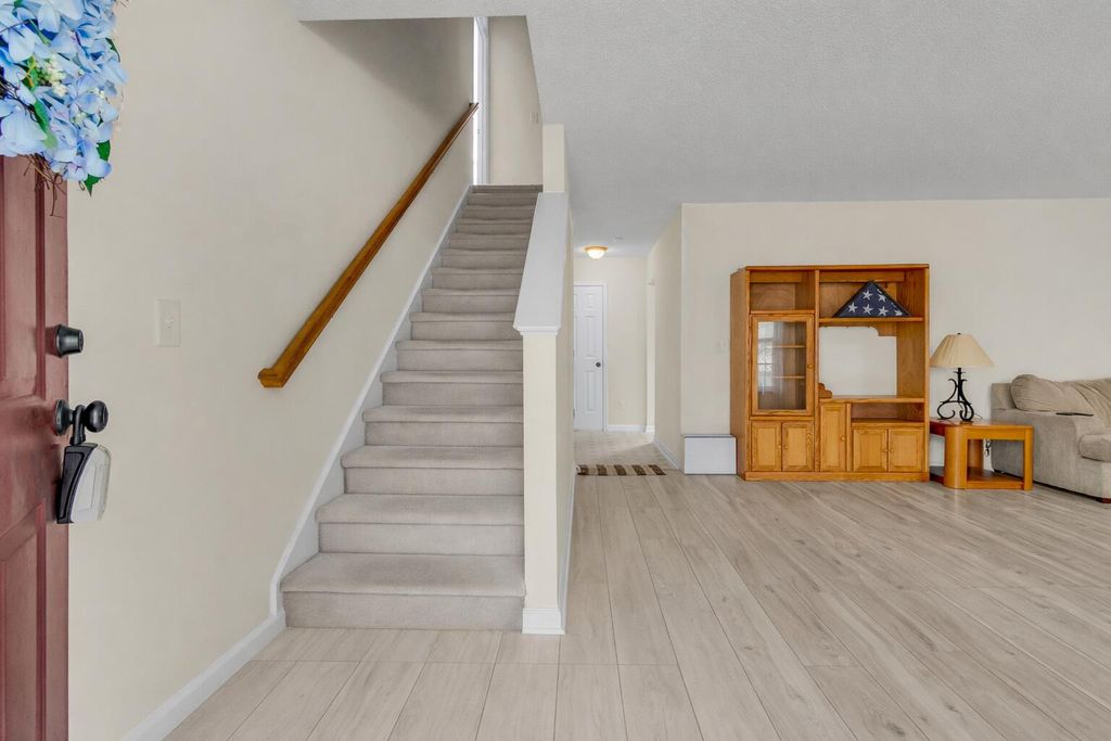 Image 3 of property listing at 112 Avoncliff Court, Summerville, SC 29483