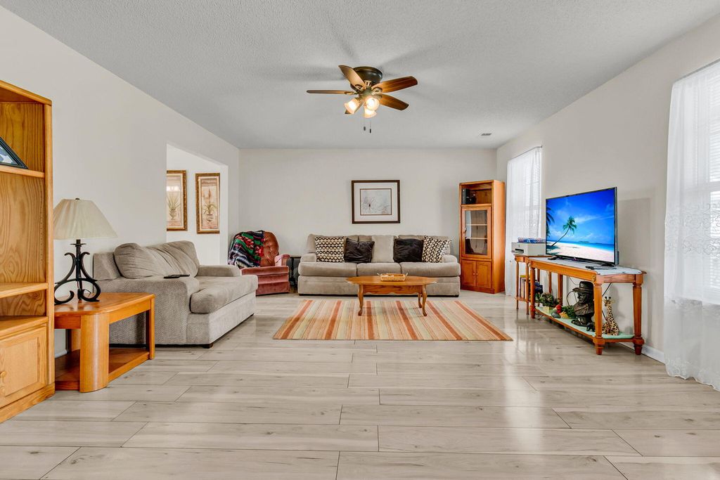 Image 5 of property listing at 112 Avoncliff Court, Summerville, SC 29483