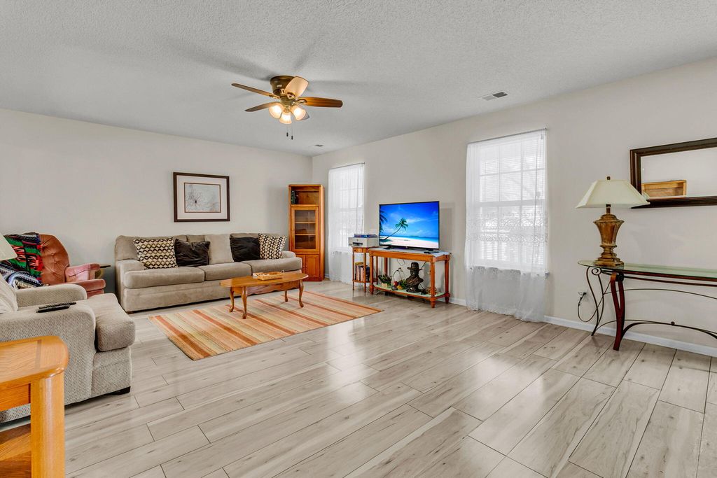 Image 6 of property listing at 112 Avoncliff Court, Summerville, SC 29483