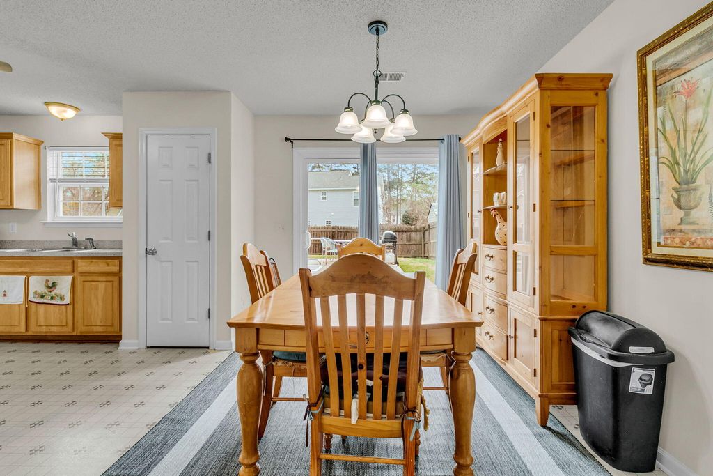 Image 9 of property listing at 112 Avoncliff Court, Summerville, SC 29483