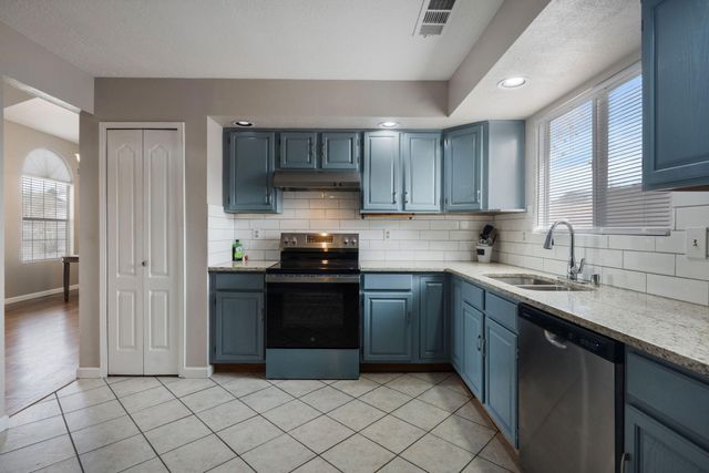 2548 Twin Buttes Drive NE, Rio Rancho, NM 87144