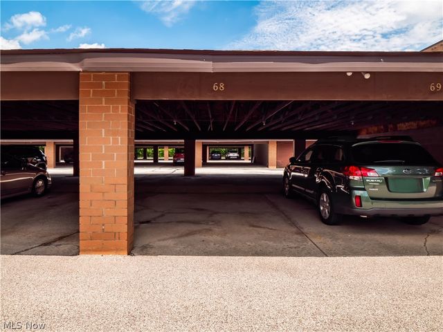 3675 Clague Road 316, North Olmsted, OH 44070