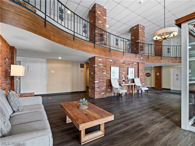 3675 Clague Road 316, North Olmsted, OH 44070
