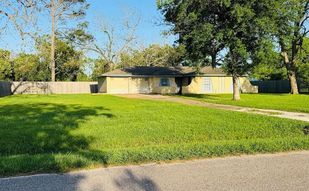626 N Parrish Street, Angleton, TX 77515