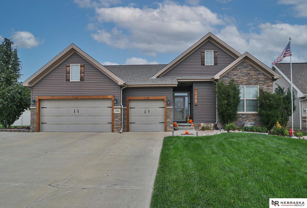 17116 Joanne Drive, Omaha, NE 68136