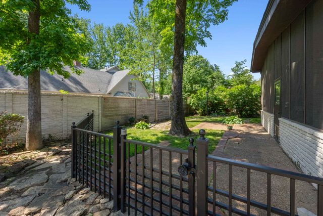 8449 LANSINGWOOD CV, Germantown, TN 38139