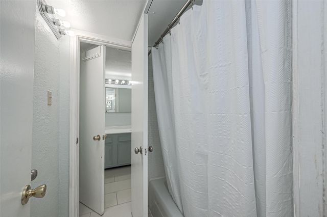 10188 Beekman Place Drive, Houston, TX 77043