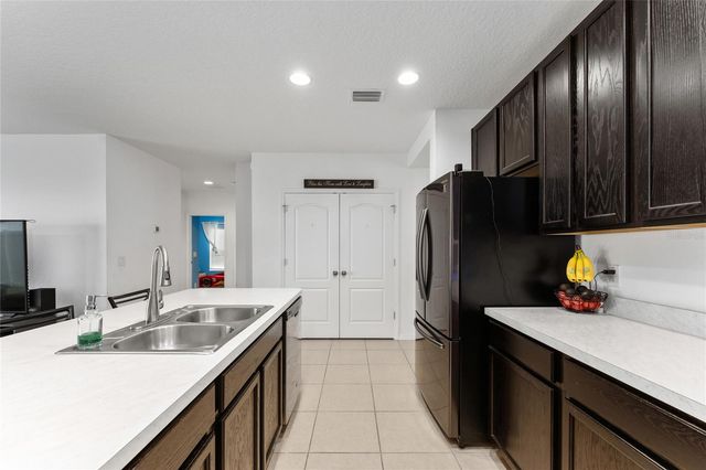 1209 STRATTON AVENUE, Groveland, FL 34736