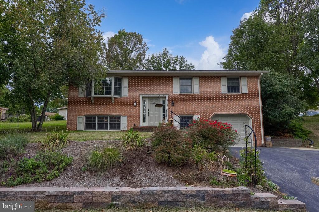 315 BROAD ST, Akron, PA 17501