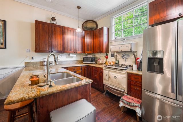 100 Alder St, Wilkeson, WA 98396