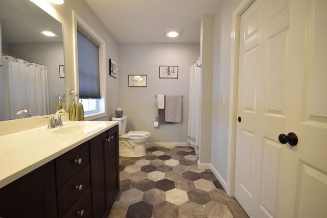 86 Reynolds Road, Grand Isle, VT 05458