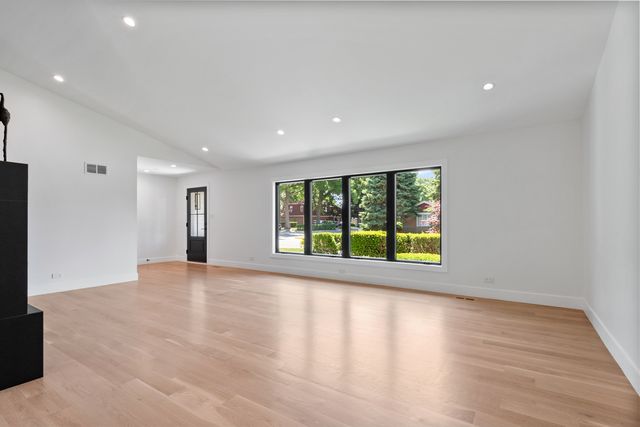6600 N Kenton Avenue, Lincolnwood, IL 60712