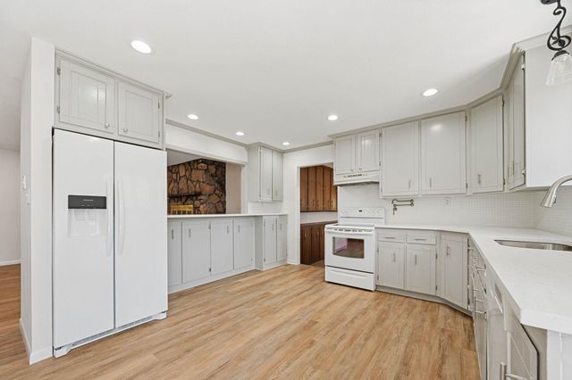 1426 N Melrose LN, Wichita, KS 67212