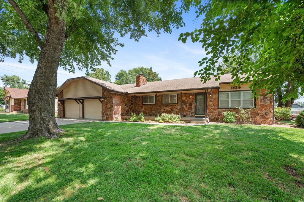 1426 N Melrose LN, Wichita, KS 67212