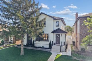 6235 N Kedvale Avenue, Chicago, IL 60646