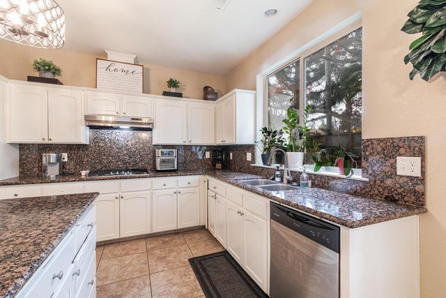 2170 W Beechwood Avenue, Fresno, CA 93711