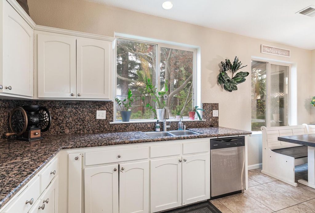 Image 11 of property listing at 2170 W Beechwood Avenue, Fresno, CA 93711