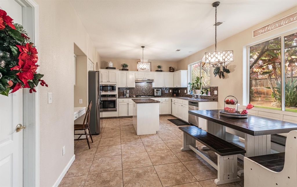 Image 15 of property listing at 2170 W Beechwood Avenue, Fresno, CA 93711