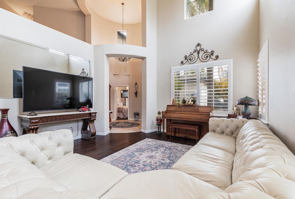 Image 7 of property listing at 2170 W Beechwood Avenue, Fresno, CA 93711