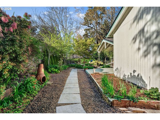 11041 Sw 45TH Ave, Portland, OR 97219