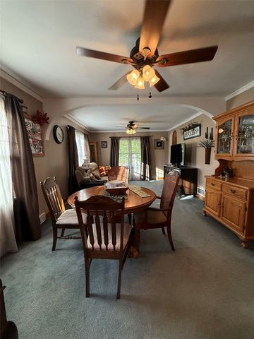 812 E 9th Street, Vinton, IA 52349