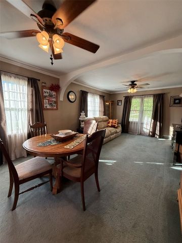 812 E 9th Street, Vinton, IA 52349