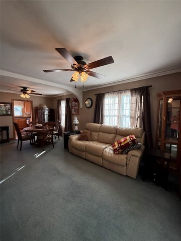 812 E 9th Street, Vinton, IA 52349