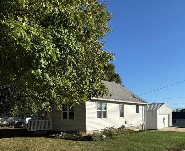 812 E 9th Street, Vinton, IA 52349