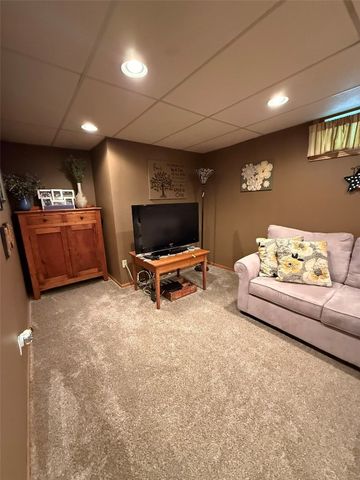 812 E 9th Street, Vinton, IA 52349