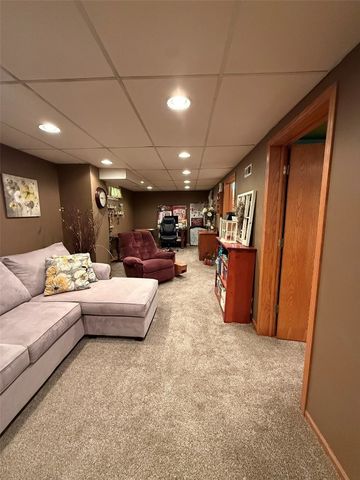 812 E 9th Street, Vinton, IA 52349