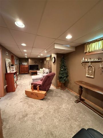 812 E 9th Street, Vinton, IA 52349