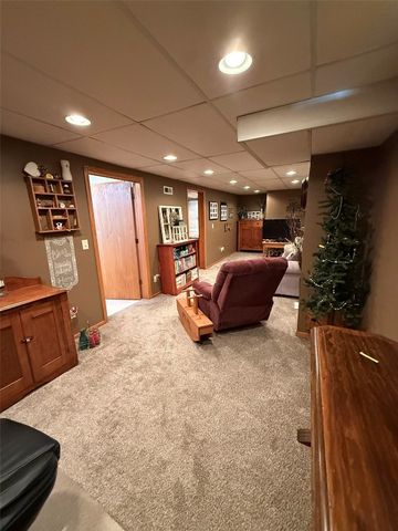 812 E 9th Street, Vinton, IA 52349