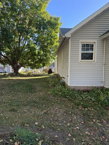 812 E 9th Street, Vinton, IA 52349